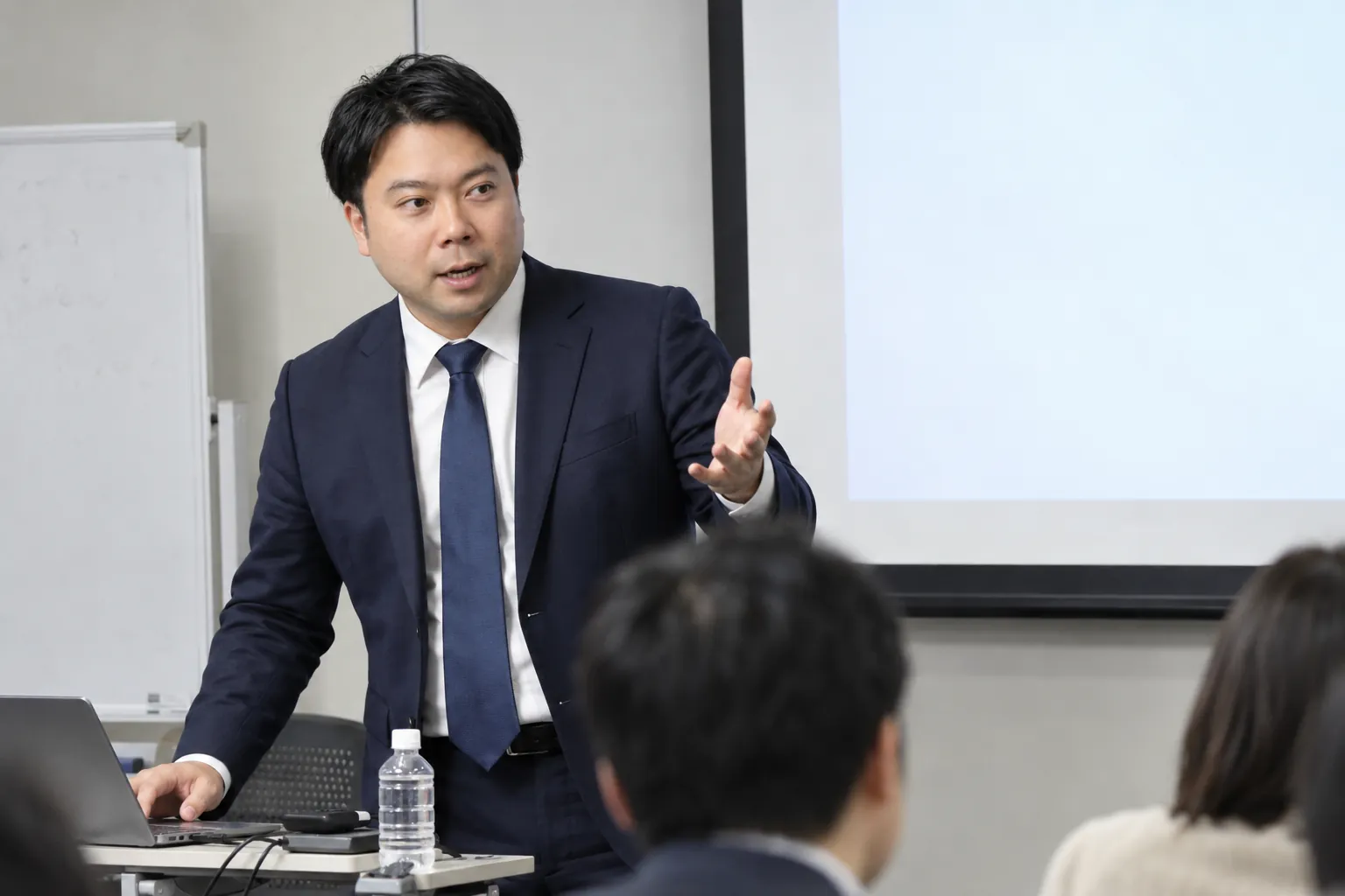 パソコンを使ってAIを実演するあきらパパのビジュアル